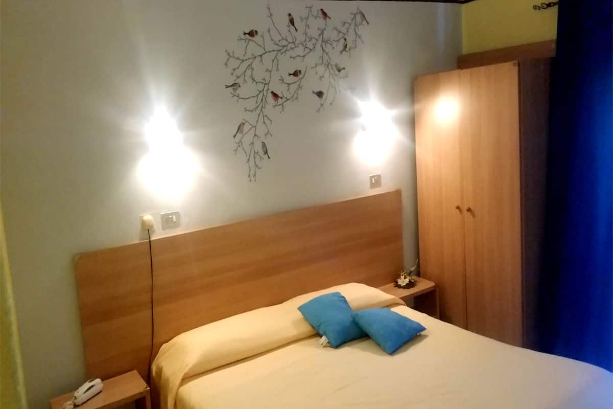 Kamar Double | Meja kerja, Wi-Fi gratis, dan seprai linen