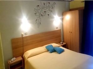 Tweepersoonskamer | Een bureau, gratis wifi, beddengoed