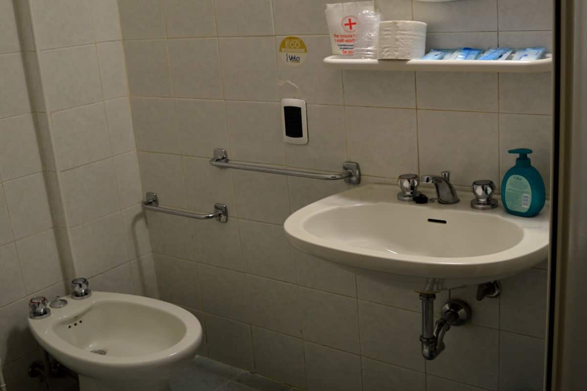 Shower, pancuran hujan, perlengkapan mandi gratis, dan kloset