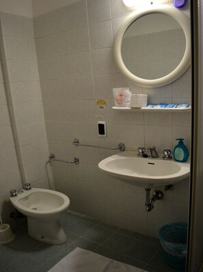 Een douche, een regendouche, gratis toiletartikelen, een bidet