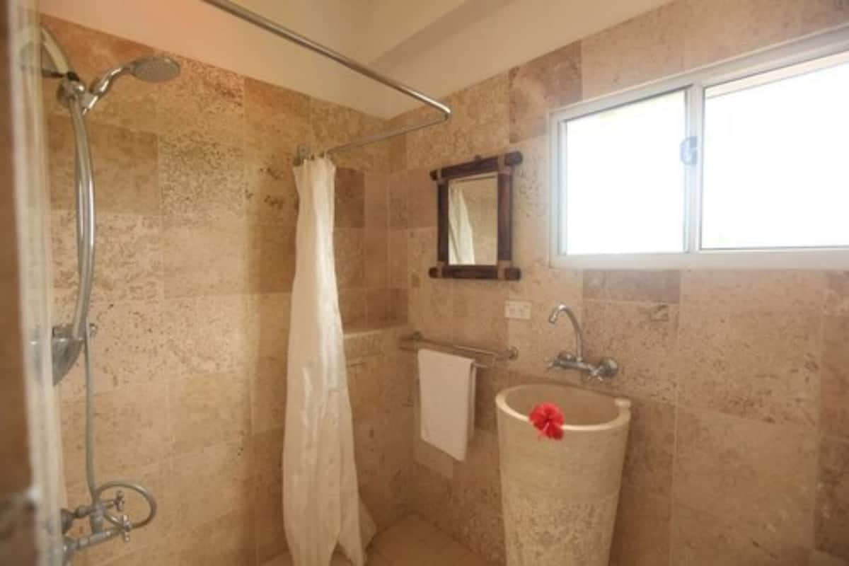 orchid room | bathroom | towels, soap, shampoo, toilet paper