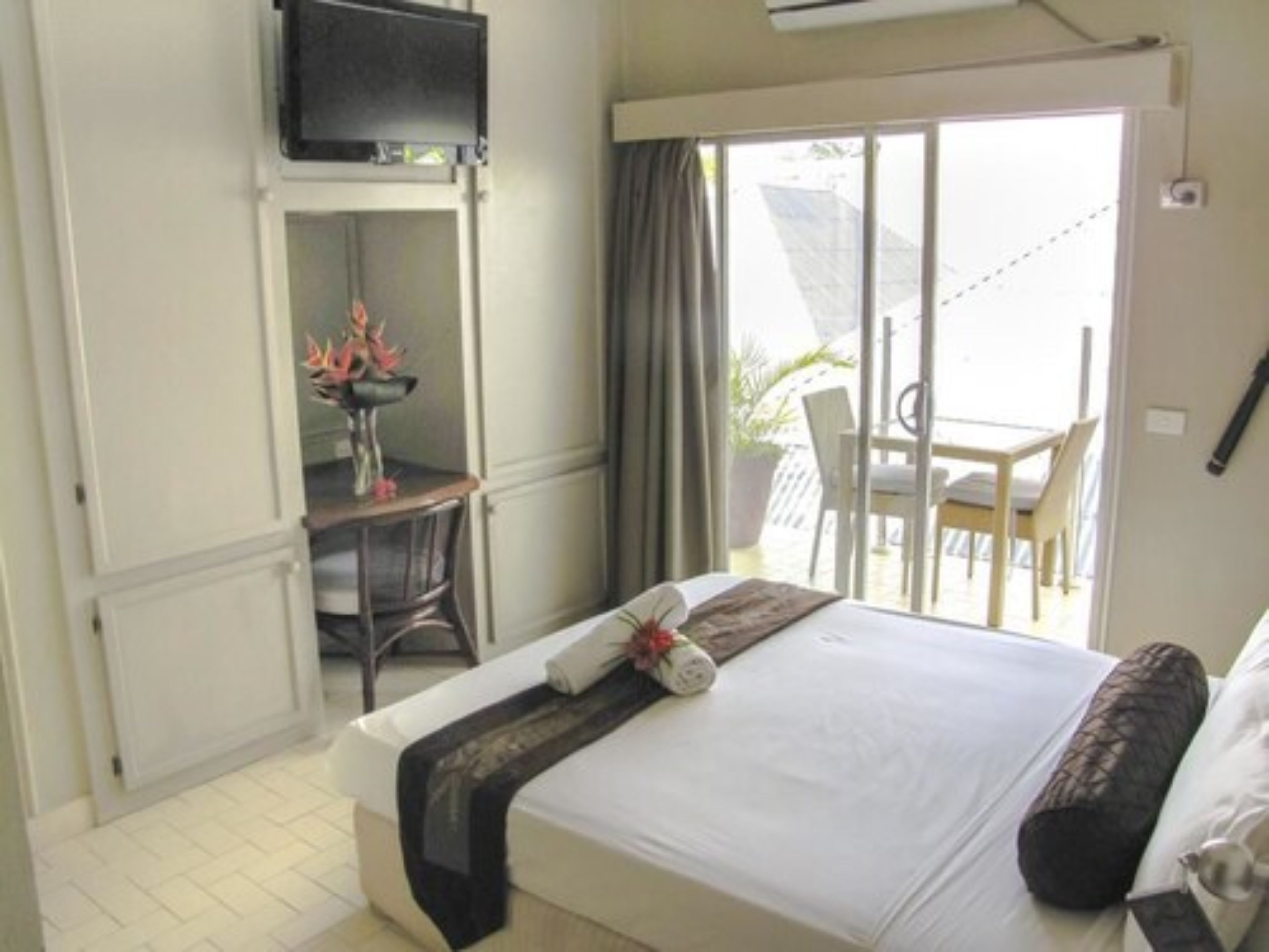 orchid room | in-room safe