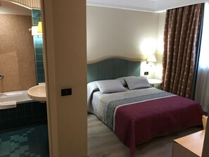 Standard dubbelrum eller tvåbäddsrum | Minibar, unika möbler, skrivbord och mörkläggningsgardiner