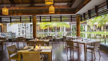 3 restaurants, breakfast, lunch, dinner served; international cuisine