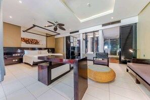 Minibar, värdeförvaringsskåp på rummet och skrivbord