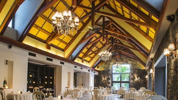 3 restaurants, breakfast, lunch, dinner served; international cuisine