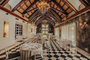 3 restaurants; breakfast, lunch, and dinner served