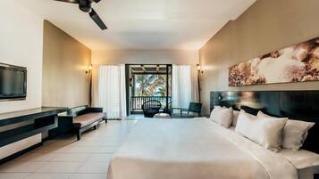Habitación Premium, vista al océano | Minibar, caja de seguridad en la habitación y escritorio