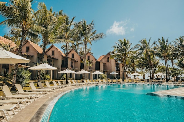 Outdoor pool, free pool cabanas, pool umbrellas