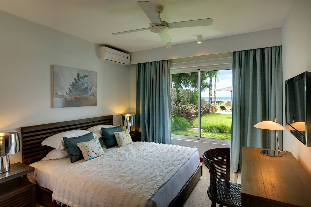 Apartamento, 3 quartos, de frente para a praia | Cofres nos quartos, ferros/tábuas de passar roupa, Wi-Fi de cortesia