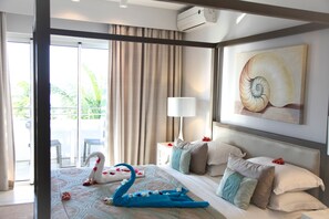 Apartamento, 3 quartos, de frente para a praia | Cofres nos quartos, ferros/tábuas de passar roupa, Wi-Fi de cortesia