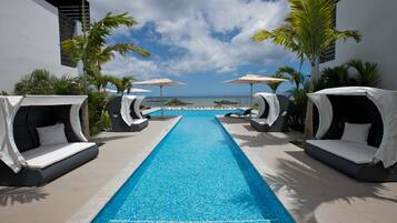 Premier Apartment | Outdoor pool