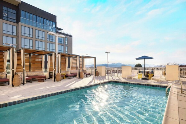Outdoor pool - Aloft Asheville Downtown (Asheville)