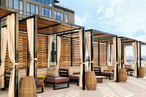 Outdoor pool - Aloft by Marriott Asheville Downtown (Asheville)