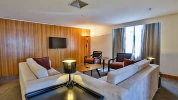 Executive Suite | 1 bedroom, minibar, in-room safe, individually furnished