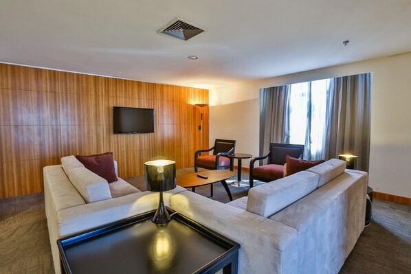 Executive Suite | 1 bedroom, minibar, in-room safe, individually furnished