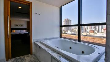 Suíte executiva | Banheiro | Produtos de toalete grátis, secador de cabelo, toalhas de banho