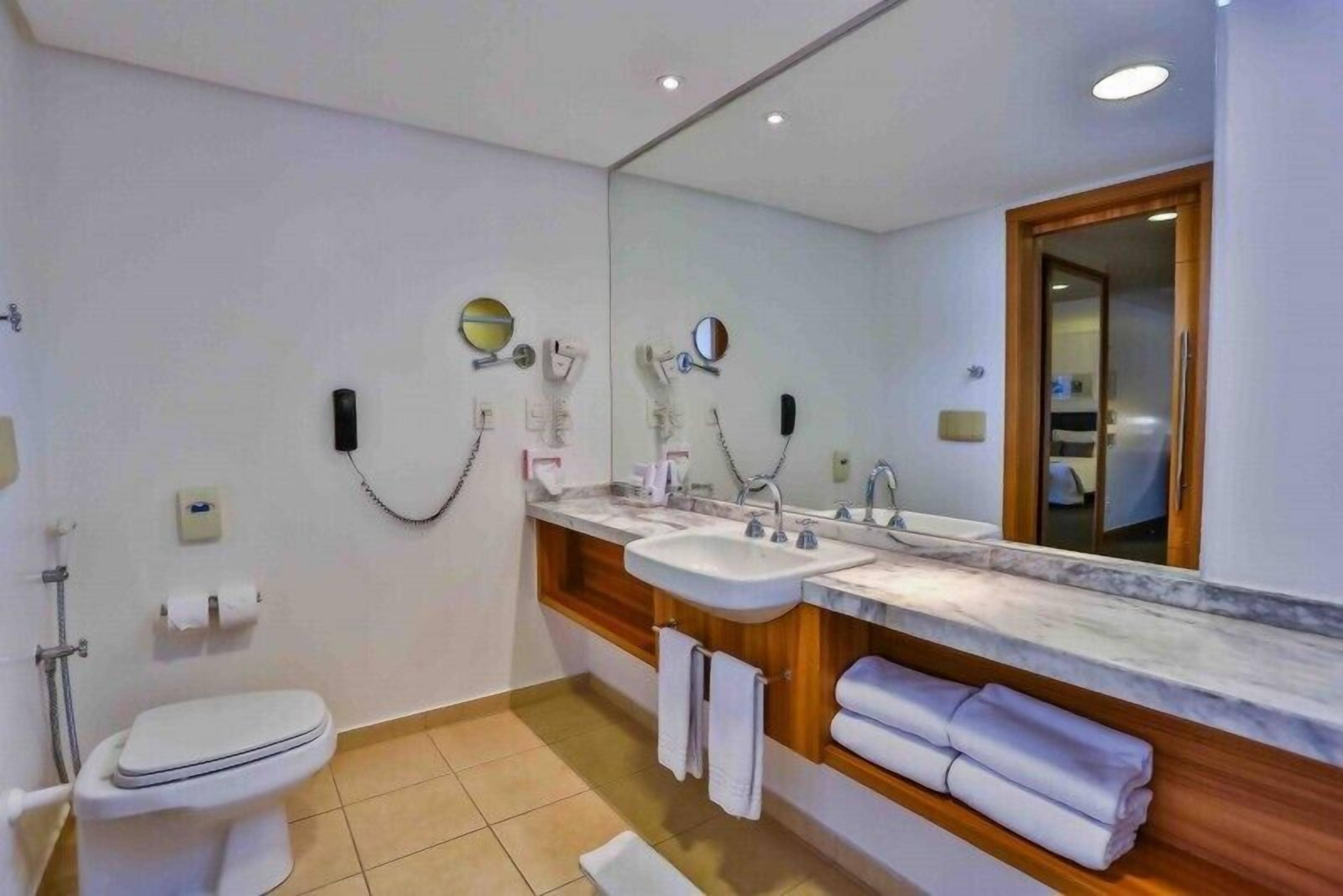 junior suite | bathroom | free toiletries, hair dryer, towels