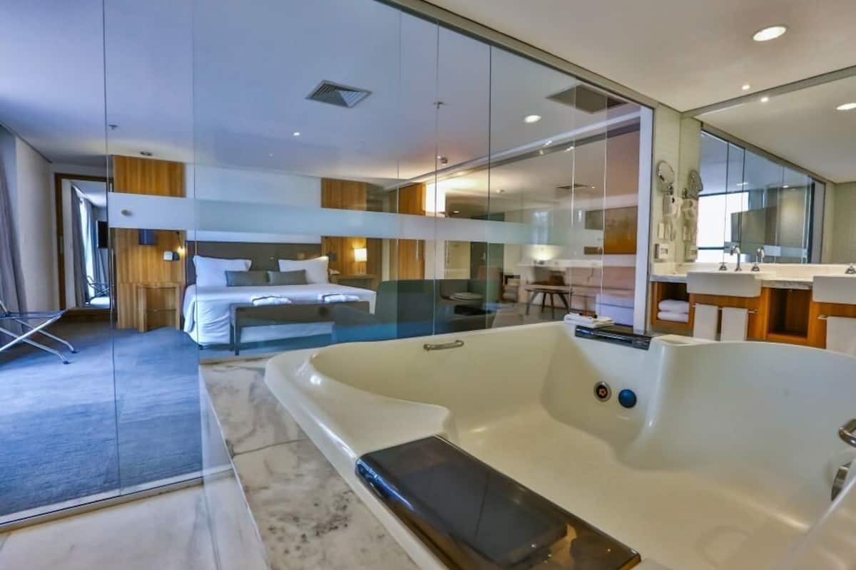 suite | bathroom | free toiletries, hair dryer, towels