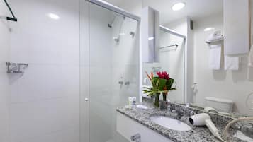 Regadera, amenidades de baño ecológicas, secadora de cabello, toallas
