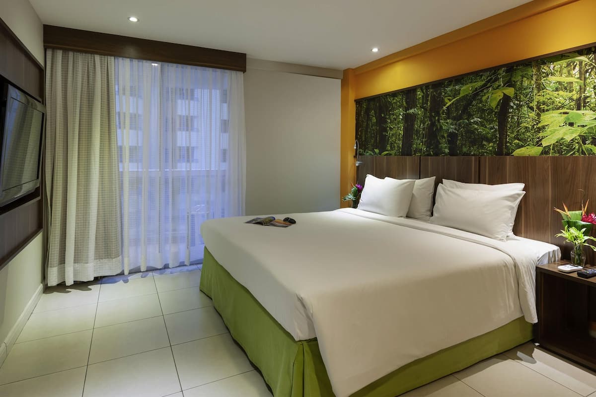 Minibar, in-room safe, desk, iron/ironing board