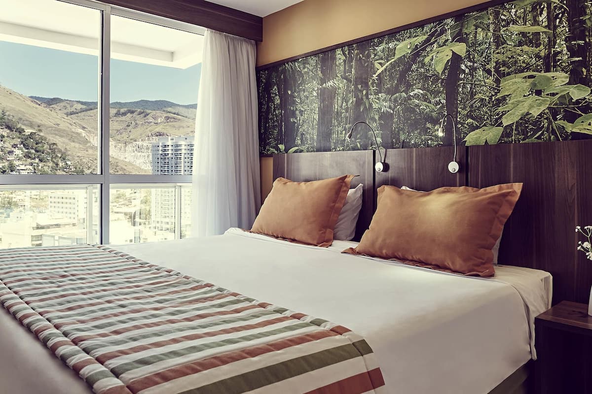 Standard-huone, 1 keskisuuri parisänky | Minibaari, tallelokero huoneessa, työpöytä, silitysrauta/-lauta