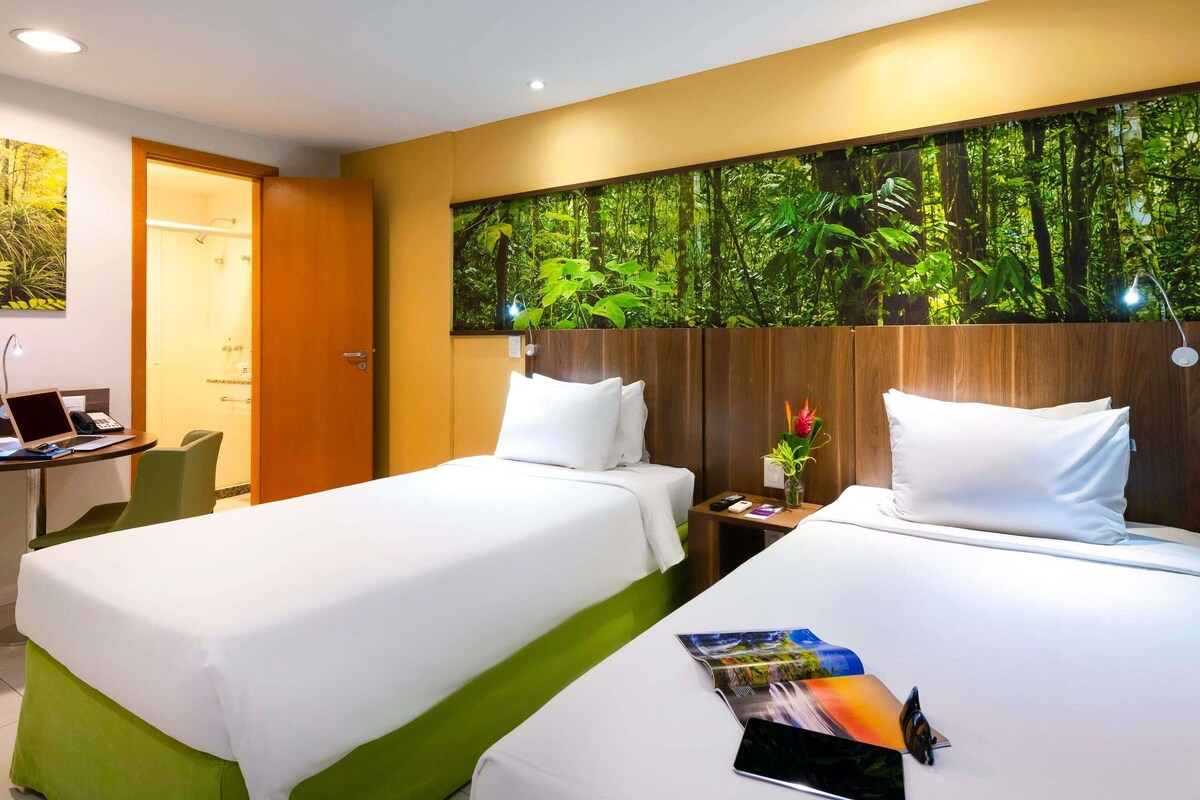 Classic Twin Room, 2 Twin Beds | Minibar, in-room safe, desk, iron/ironing board