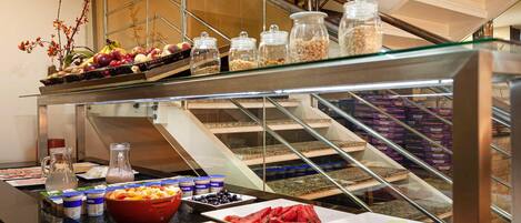Zona de buffet con diferentes alimentos y acompañamientos.