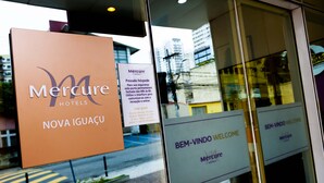 A Mercure hotel sign with a reception area and a welcome sign. - Mercure RJ Nova Iguaçu Hotel (Nova Iguaçu)