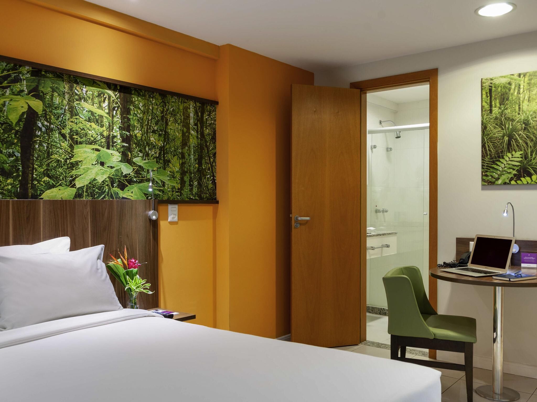 Quarto clássico, 1 cama de casal | Frigobar, cofres nos quartos, escrivaninha