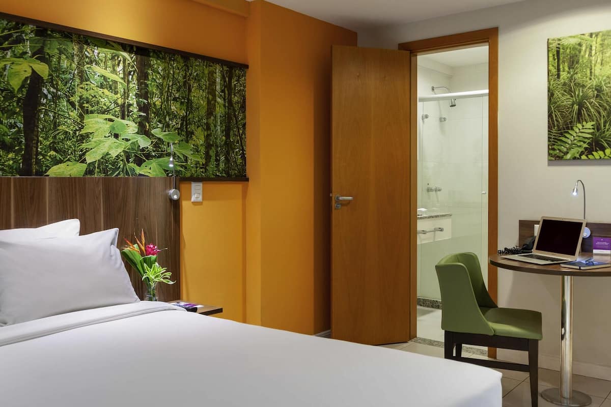 Quarto clássico, 1 cama de casal | Frigobar, cofres nos quartos, escrivaninha