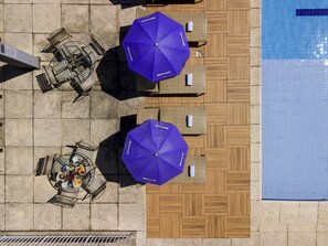 室外泳池；10:00 至 18:00 開放；泳池傘、躺椅