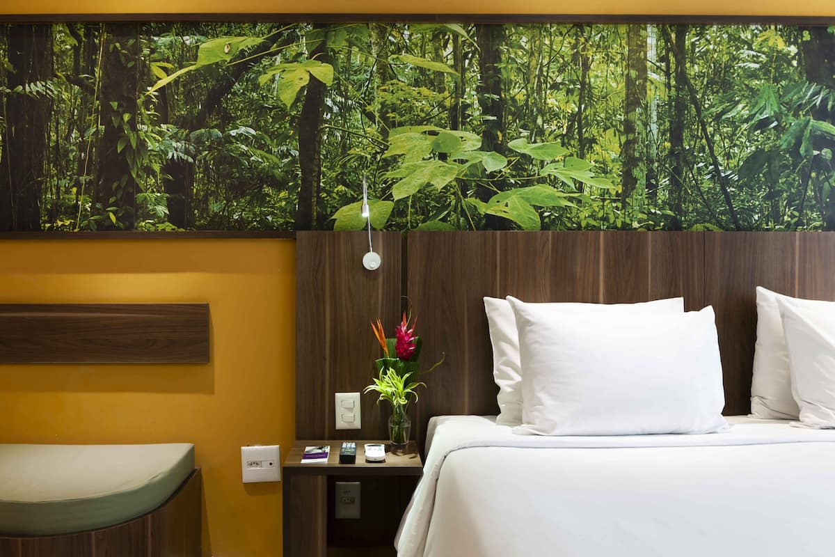 Standard Room, 1 Katil Ratu (Queen) | Bar mini, peti besi dalam bilik, meja, seterika/papan seterika