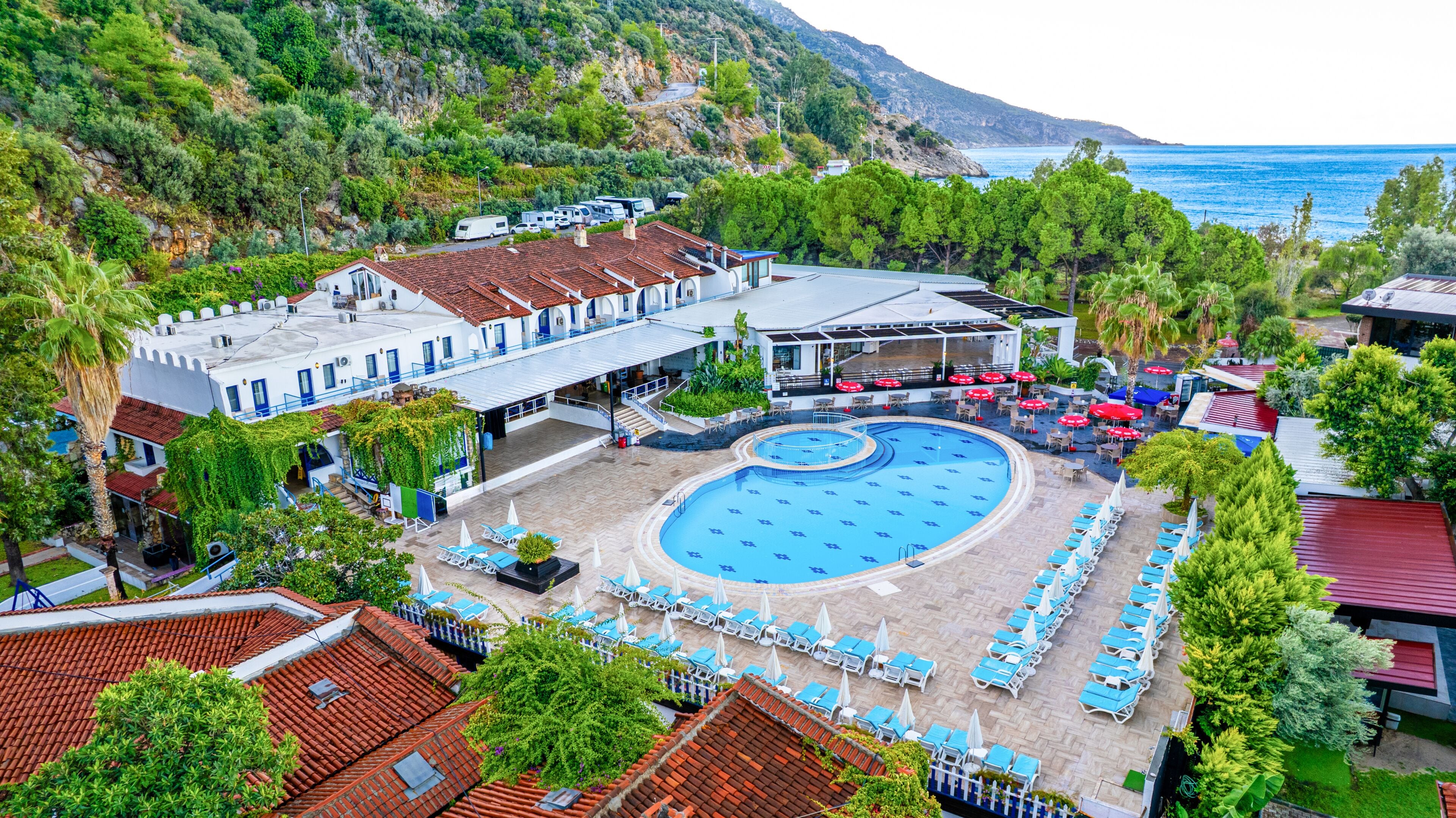 2 piscines extérieures, parasols de plage, chaises longues