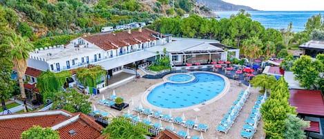 2 AuĂenpools, Sonnenschirme, LiegestĂŒhle