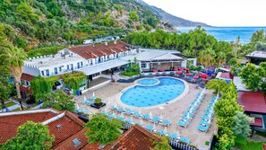 2 piscines extérieures, parasols de plage, chaises longues