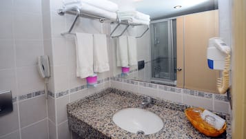 Combined shower/tub, free toiletries, hair dryer, towels