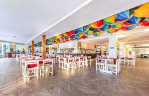 2 restaurantes; se sirven comidas 