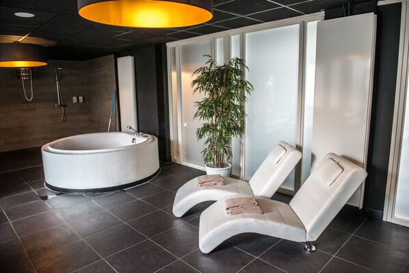 Couples treatment room(s), sauna, steam room, body treatments