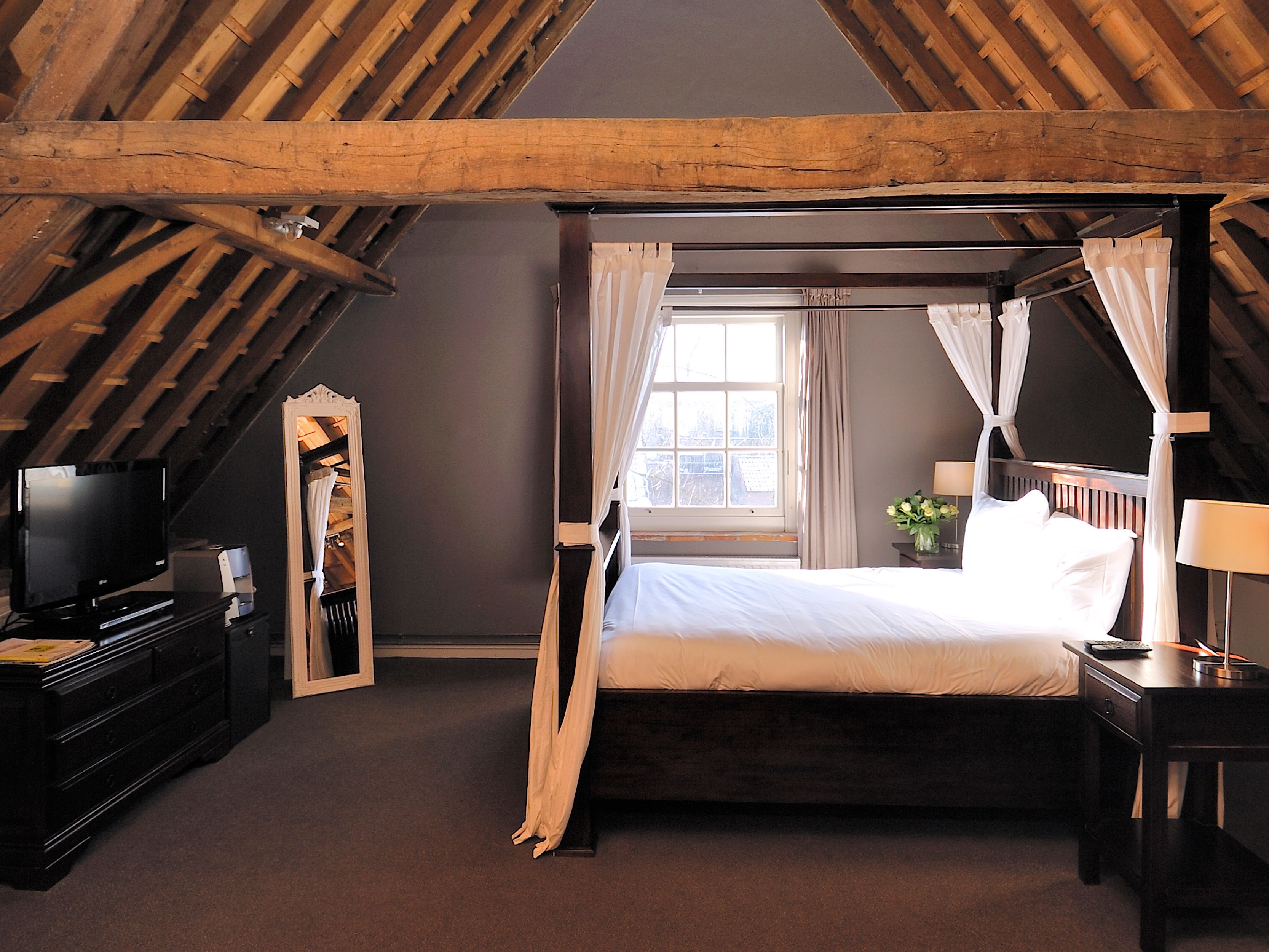 Suite, hot tub | Luxe beddengoed, donzen dekbedden, een kluis op de kamer, babybedden