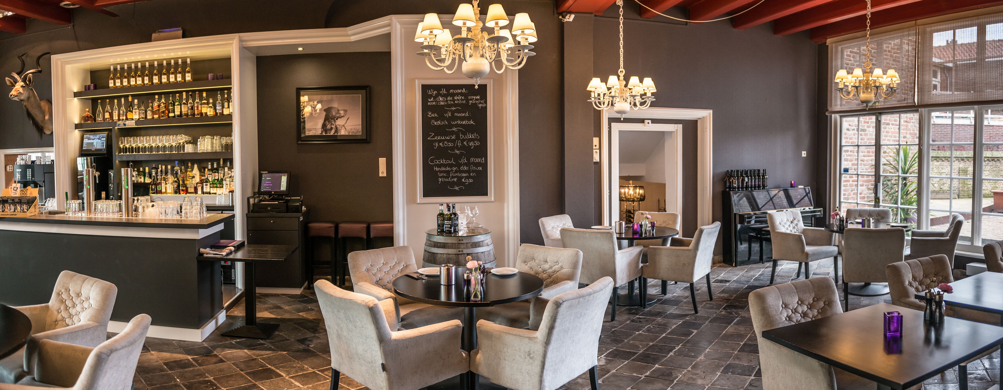 مطعم بإطلالة على الحديقة، يقدم الفطور، والغداء، ووجبة فطور مُتأخر