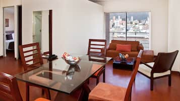 Apartament Grand | Sala d'estar | Televisor de 42 polzades amb canals per cable