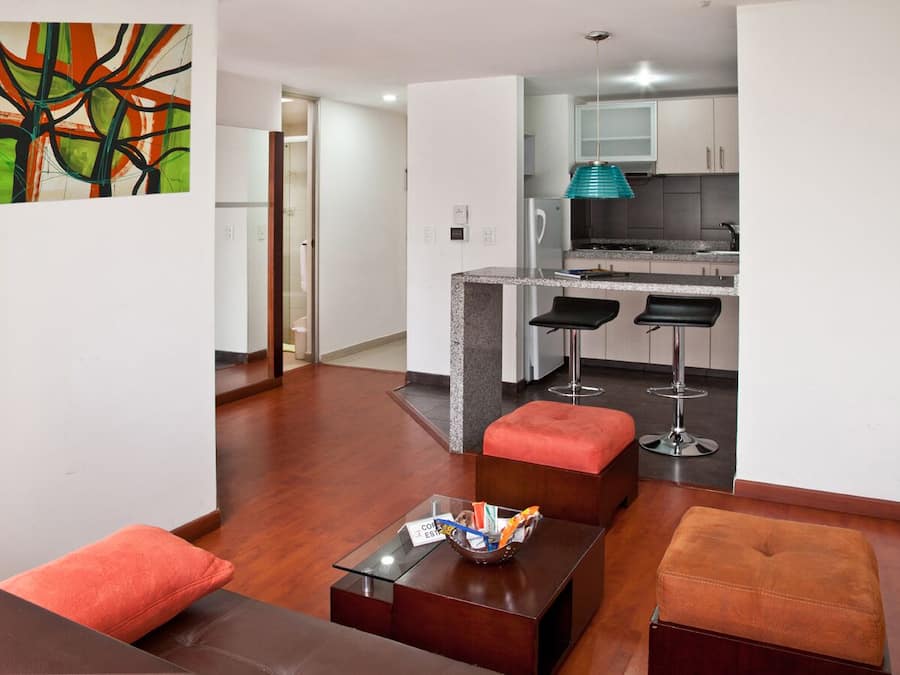 Suite | Woonruimte | Een 42-inch televisie met kabelzenders