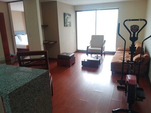 ジュニア アパートメント | リビング エリア | 42 インチのテレビ (ケーブル放送視聴可)