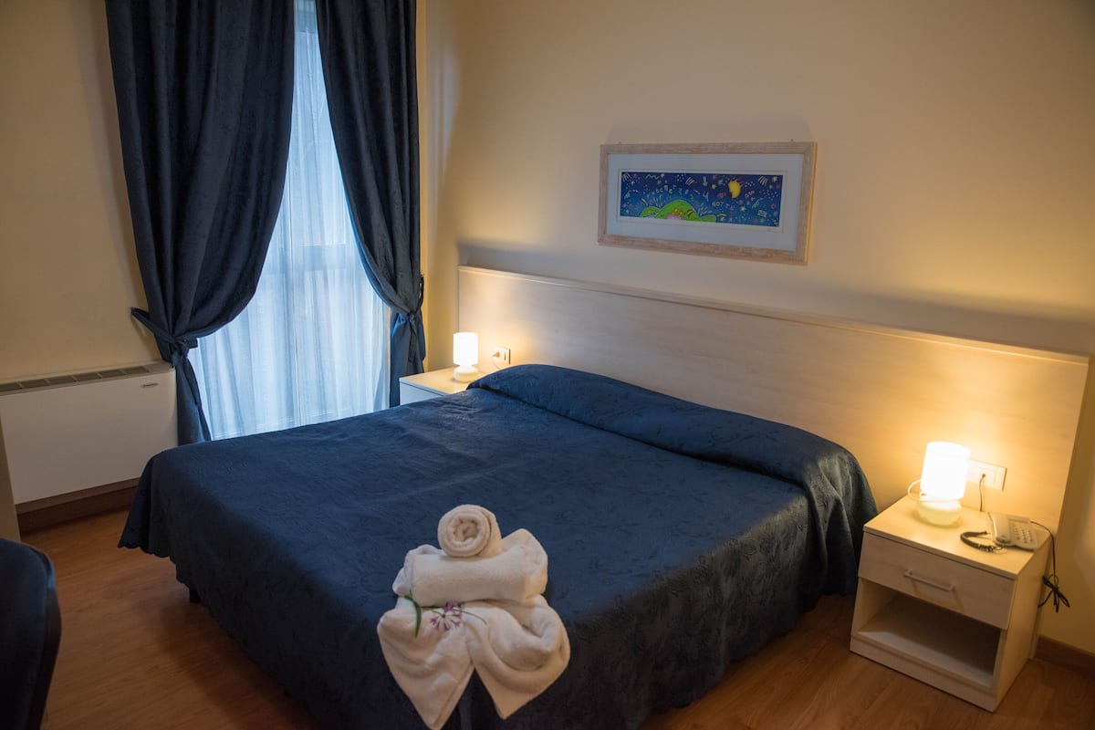 Doppel- oder Zweibettzimmer