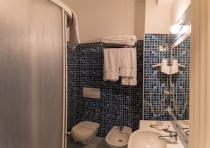 Shower, free toiletries, hair dryer, towels - Break House Hotel (Terranuova Bracciolini)