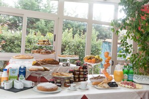 Serviert Frühstück, Mittagessen und Abendessen