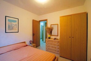 In-room safe, soundproofing, free WiFi, bed sheets