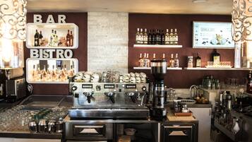 Bar (trong khuôn viên)