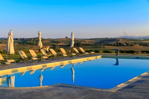 Seasonal outdoor pool, pool umbrellas, pool loungers - Agriturismo Streda Wine & Country Holiday (Vinci)